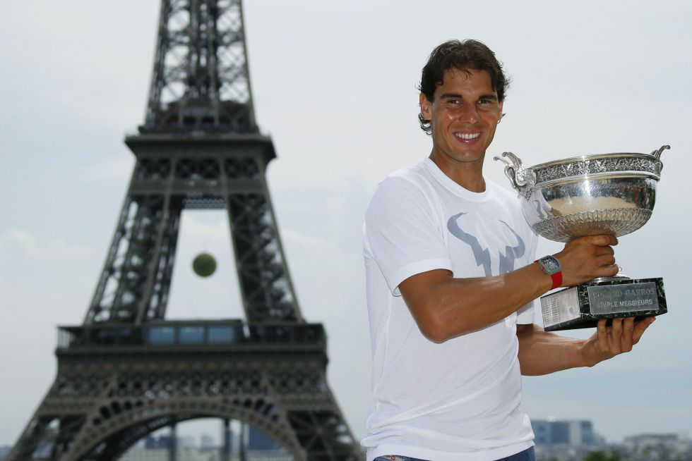 Rafa Nadal poso con su novena Copa de los Mosqueteros junto a la Torre Eiffel